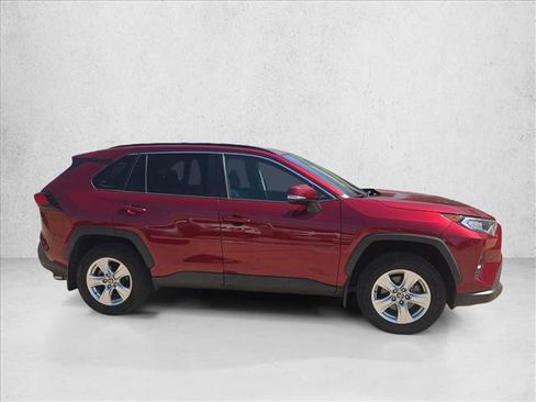 Used 2021 Toyota RAV4 XLE w/ Convenience Package FWD image 4