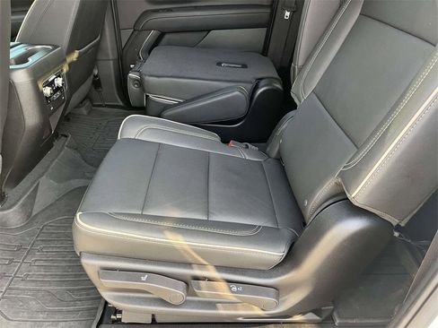 Used 2024 GMC Yukon XL SLT w/ SLT Luxury Package image 22