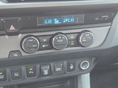 Used 2021 Toyota Tacoma TRD Sport w/ Technology Package image 12