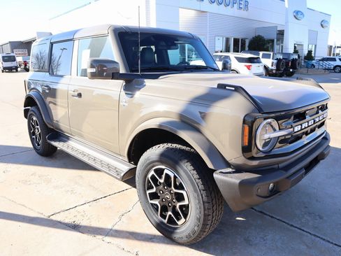 New 2025 Ford Bronco Outer Banks image 1