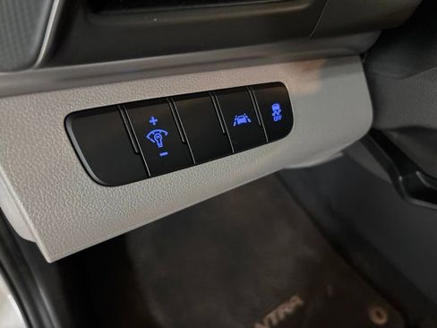 Used 2020 Hyundai Elantra SE FWD image 11
