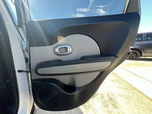 Used 2015 Kia Soul EV image 18