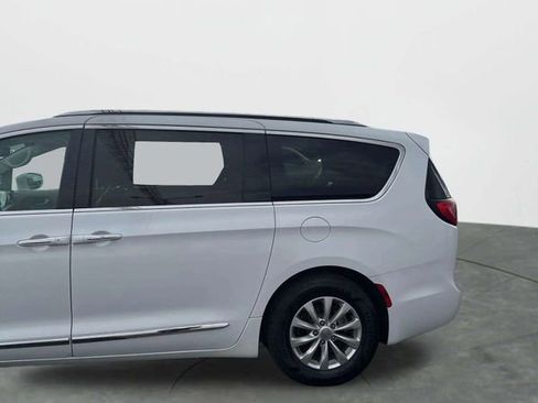 Used 2018 Chrysler Pacifica Touring-L Plus image 17