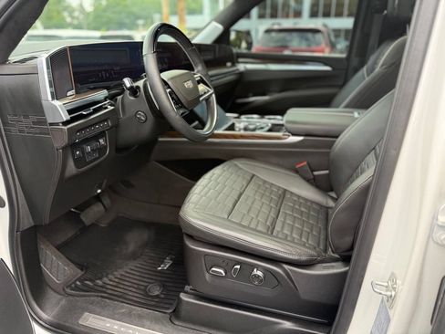 Used 2025 Cadillac Escalade ESV Sport Platinum w/ LPO, ONYX Package AWD/4WD image 15