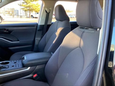 Used 2024 Toyota Highlander LE image 8