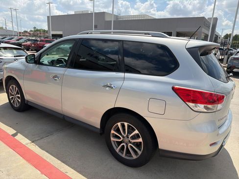 Used 2016 Nissan Pathfinder SV image 3