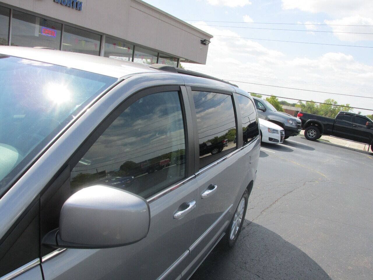 Used 2015 Chrysler Town & Country Touring w/ Driver Convenience Group FWD image 38