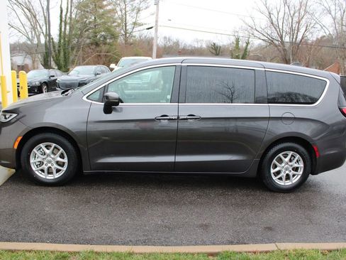 Used 2023 Chrysler Pacifica Touring-L image 11