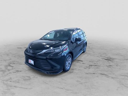 Used 2026 Toyota Sienna LE FWD image 6