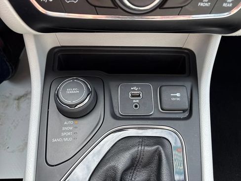 Used 2020 Jeep Cherokee Limited AWD/4WD image 16