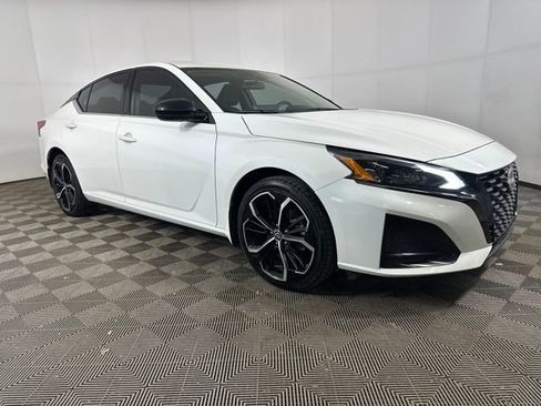 Used 2023 Nissan Altima 2.5 SR w/ SR Premium Package image 2