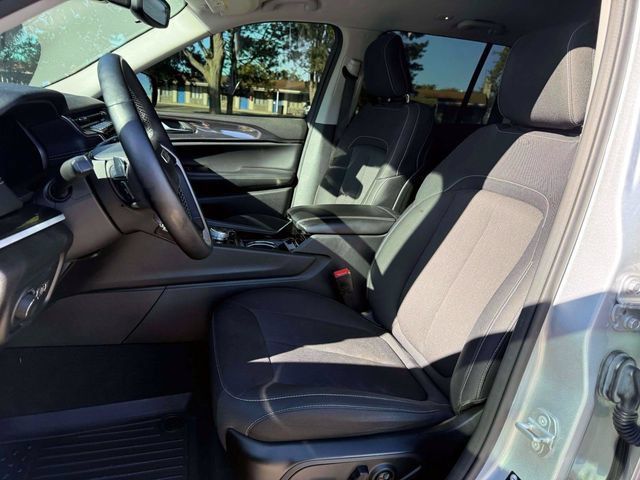 Used 2022 Jeep Grand Cherokee Laredo w/ Luxury Tech Group I AWD/4WD image 15