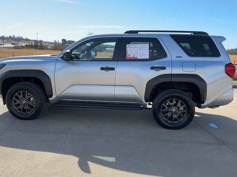 Used 2025 Toyota 4Runner SR5 AWD/4WD image 6