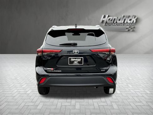 Used 2021 Toyota Highlander XLE FWD image 9