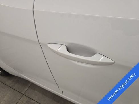 Used 2016 Hyundai Veloster FWD image 8