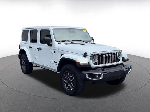 Used 2025 Jeep Wrangler Unlimited Sahara AWD/4WD image 2