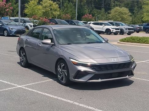 Used 2025 Hyundai Elantra SEL FWD image 2