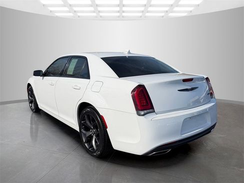 Used 2022 Chrysler 300 Touring w/ Sport Appearance Package image 4