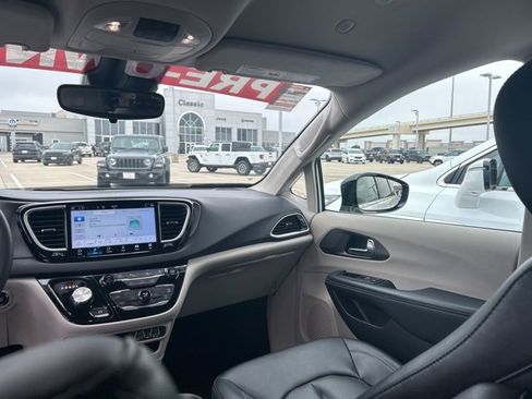 Used 2024 Chrysler Pacifica Touring-L image 41