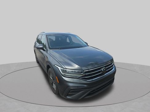 Used 2023 Volkswagen Tiguan SE w/ Panoramic Sunroof Package FWD image 6