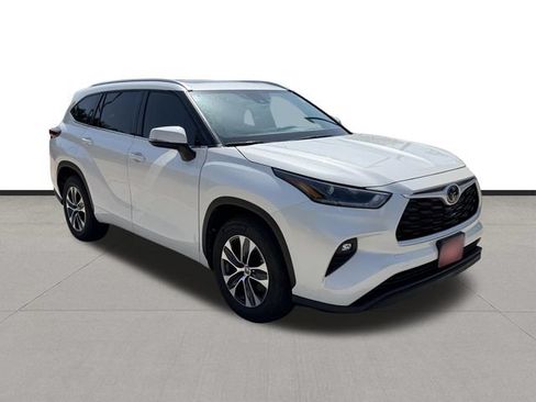 Used 2021 Toyota Highlander XLE FWD image 3