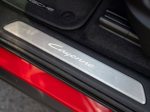 Certified 2025 Porsche Cayenne E-Hybrid AWD/4WD image 12