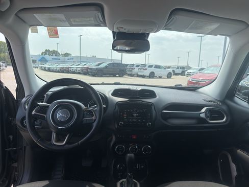 Used 2017 Jeep Renegade Latitude AWD/4WD image 28
