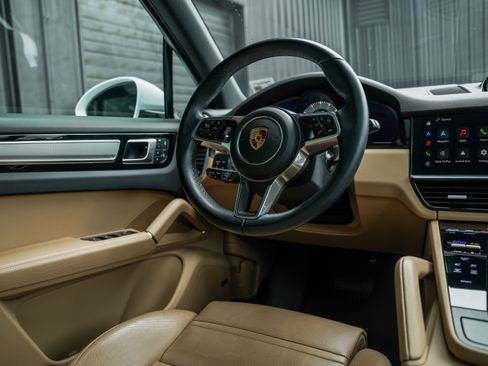Certified 2022 Porsche Cayenne Platinum Edition image 26