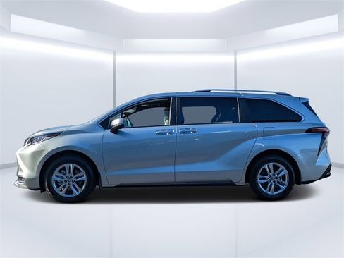 Used 2025 Toyota Sienna Limited image 6