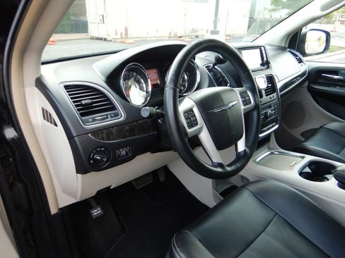 Used 2015 Chrysler Town & Country Touring-L w/ Driver Convenience Group FWD image 12