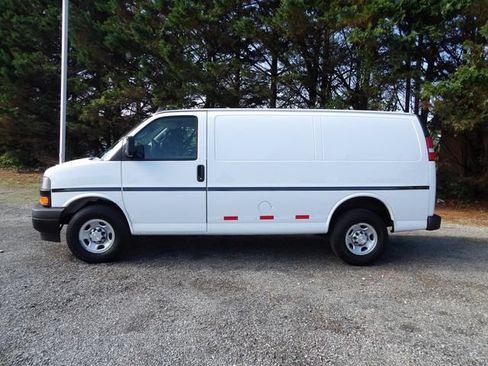 Used 2018 Chevrolet Express 2500 w/ Driver Convenience Package RWD image 2