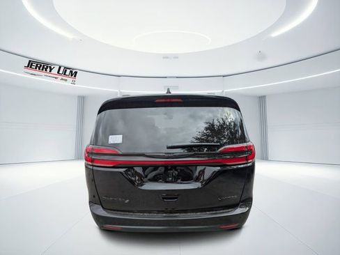 New 2026 Chrysler Pacifica Limited w/ S Appearance Package image 4