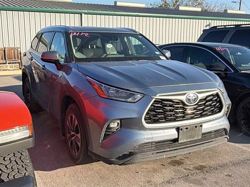 Used 2020 Toyota Highlander XLE image 3