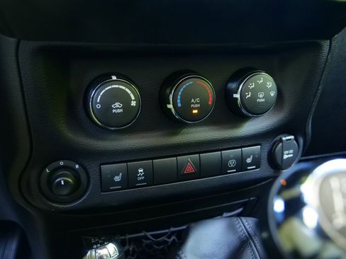 Used 2016 Jeep Wrangler Unlimited Rubicon AWD/4WD image 15