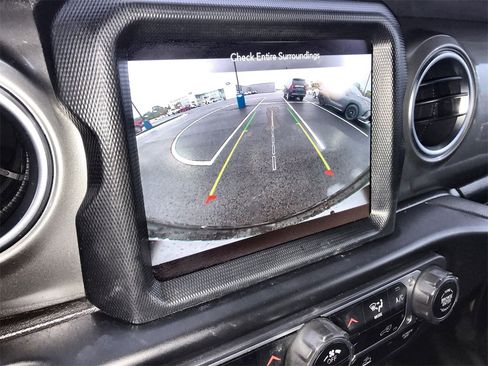 Used 2023 Jeep Wrangler Sahara image 17