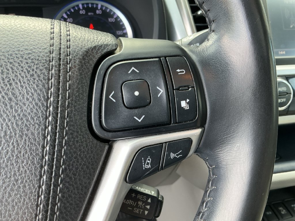 Used 2018 Toyota Highlander XLE AWD/4WD image 25