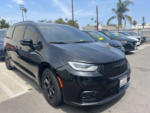 Used 2024 Chrysler Pacifica Premium FWD image 1