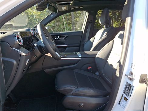 Used 2025 Mercedes-Benz GLC 300 4MATIC image 13