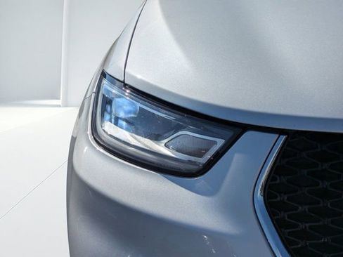 Used 2024 Chrysler Pacifica Touring-L image 8