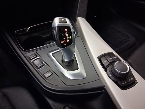 Used 2018 BMW 320i Sedan RWD image 16