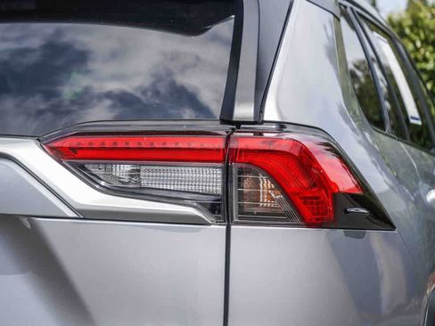 Used 2021 Toyota RAV4 LE w/ Carpet Mat Package (TMS) FWD image 10
