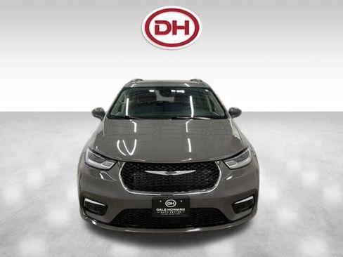 Used 2022 Chrysler Pacifica Touring-L w/ Uconnect Theater Family Group FWD image 8