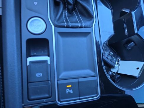 Used 2021 Volkswagen Atlas Cross Sport SEL image 27