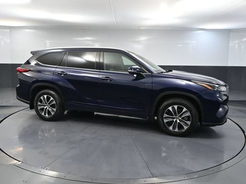 Used 2022 Toyota Highlander XLE AWD/4WD image 4
