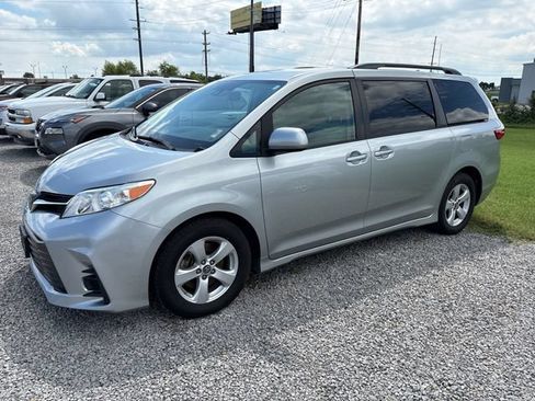 Used 2020 Toyota Sienna LE FWD image 2