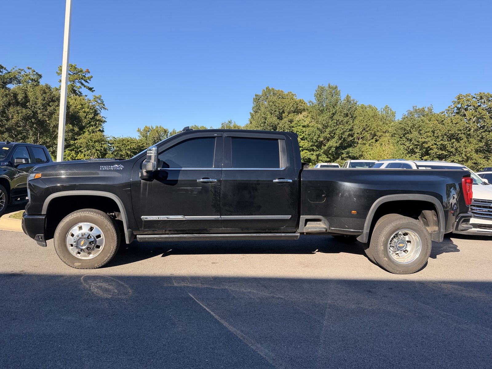 Used 2024 Chevrolet Silverado 3500 High Country w/ High Country Premium Package AWD/4WD image 9