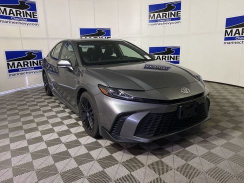 Used 2025 Toyota Camry SE FWD image 1