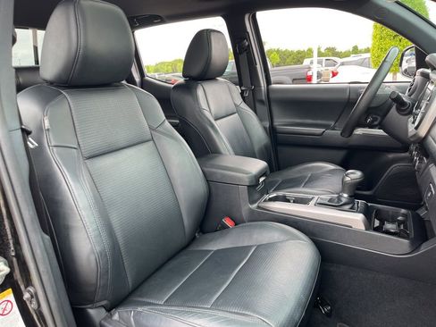 Used 2018 Toyota Tacoma Limited image 31