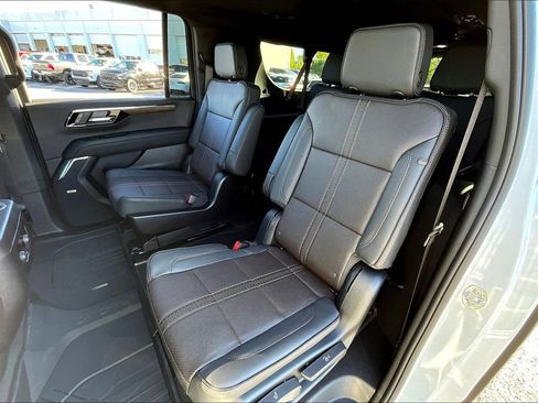 New 2026 Chevrolet Suburban High Country image 10