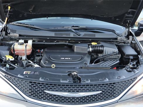 Used 2017 Chrysler Pacifica Touring w/ Tire & Wheel Group image 10